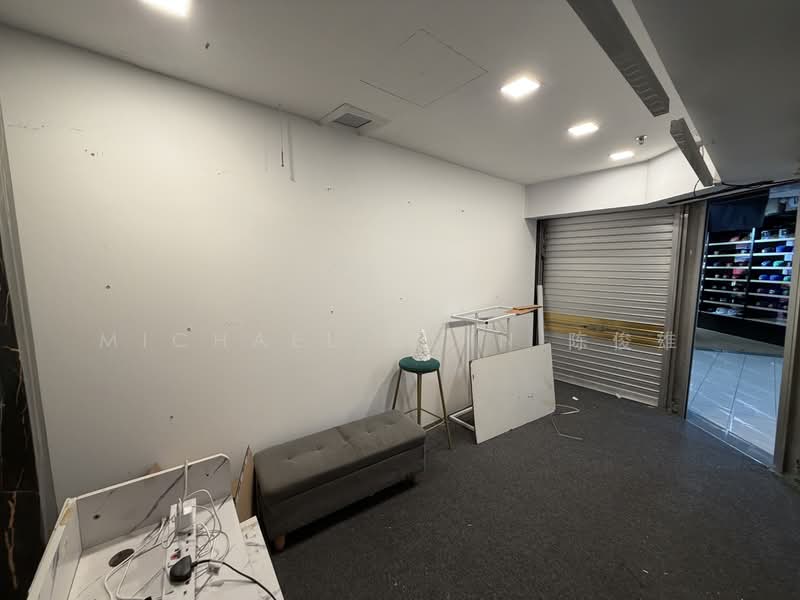 Queensway Shopping Centre, 1 Queensway, 240 sqft, Mall Shop For Sale, by Michael Chin 陈俊雄, 500059511 - Interior - Half Shop - CommercialGuru.com.sg