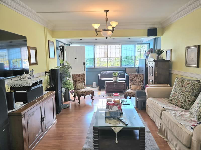 160 Tampines Street 12 HDB Flat For Sale at S$ 808,000 | PropertyGuru Singapore - Living Room