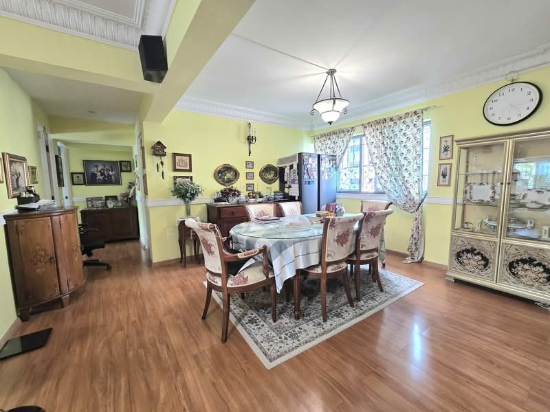160 Tampines Street 12 HDB Flat For Sale at S$ 808,000 | PropertyGuru Singapore - Dining Room