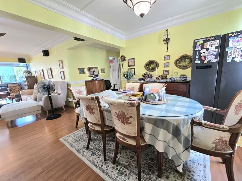 160 Tampines Street 12 HDB Flat For Sale at S$ 808,000 | PropertyGuru Singapore - Dining Room