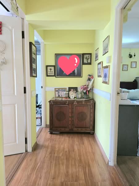 160 Tampines Street 12 HDB Flat For Sale at S$ 808,000 | PropertyGuru Singapore - Corridor