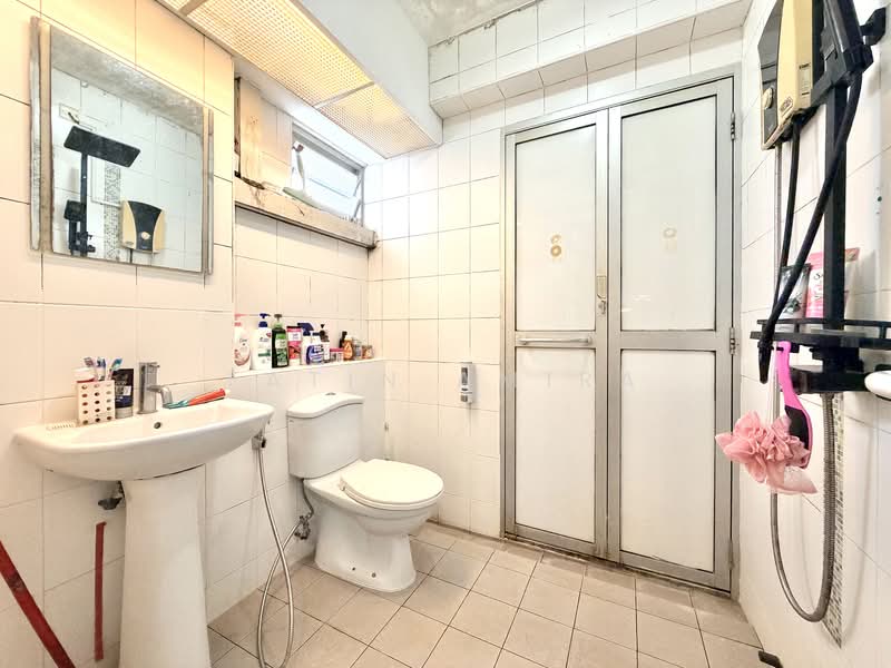 459 Yishun Avenue 11 HDB Flat For Sale at S$ 350,000 | PropertyGuru Singapore - Bathroom