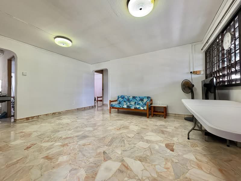 253 Hougang Avenue 3 HDB Flat For Sale at S$ 500,000 | PropertyGuru Singapore - Living Room