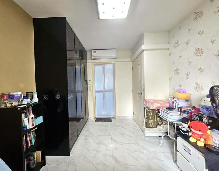 18C Circuit Road HDB Flat For Sale at S$ 638,000 | PropertyGuru Singapore - Master Bedroom