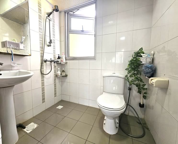 18C Circuit Road HDB Flat For Sale at S$ 638,000 | PropertyGuru Singapore - Master Bathroom
