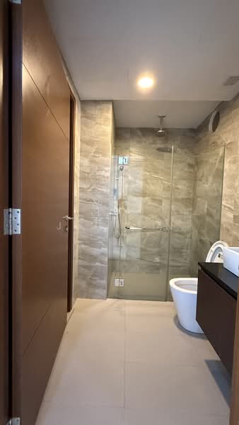 28 RC Suites Apartment For Sale at S$ 818,000 | PropertyGuru Singapore - Bathroom