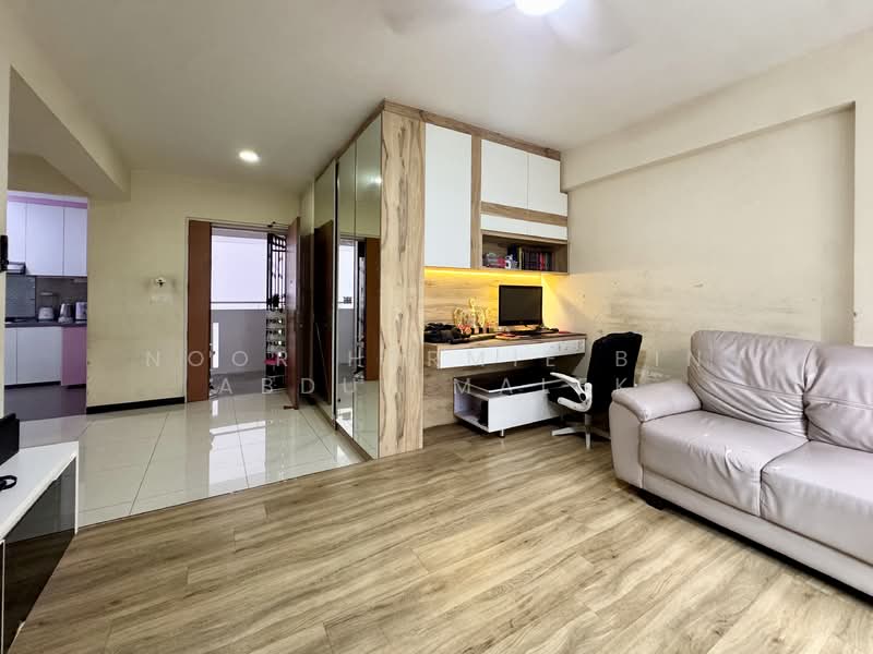 573B Woodlands Drive 16 HDB Flat For Sale at S$ 600,000 | PropertyGuru Singapore - Living Room