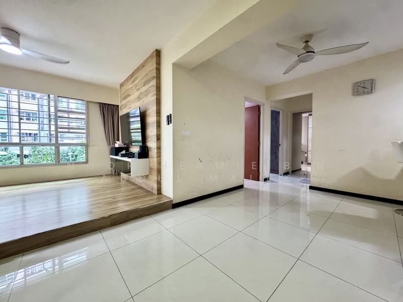 573B Woodlands Drive 16 HDB Flat For Sale at S$ 600,000 | PropertyGuru Singapore - Living Room