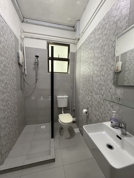 Kim Sia Court, 27 Jalan Jintan, 5 Bedrooms, 1,421 sqft, Apartment For Rent, by Hazel Toh, 500059678 - Bathroom - PropertyGuru.com.sg