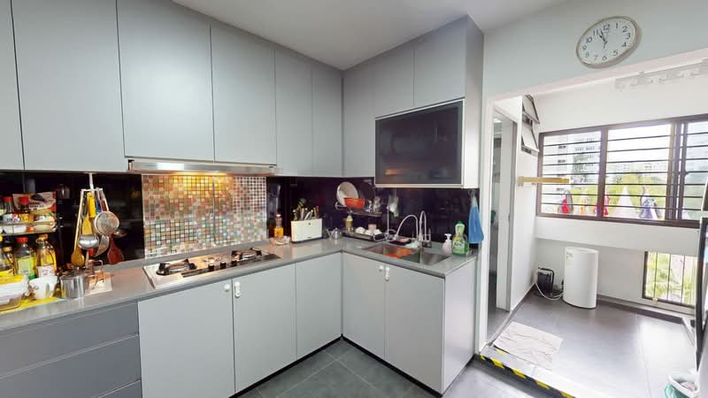 729 Woodlands Circle HDB Flat For Sale at S$ 538,000 | PropertyGuru Singapore - Kitchen