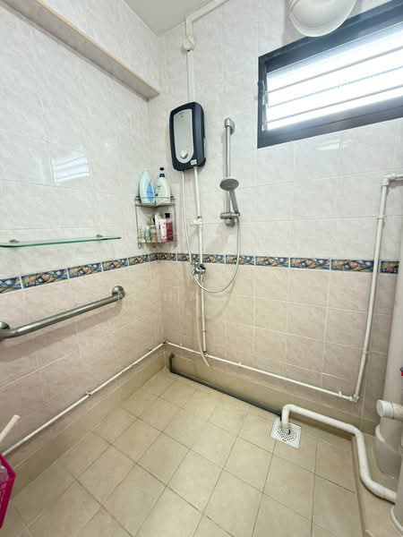 18 Bedok South Road HDB Flat For Sale at S$ 500,000 | PropertyGuru Singapore - Bathroom