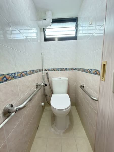 18 Bedok South Road HDB Flat For Sale at S$ 500,000 | PropertyGuru Singapore - Bathroom