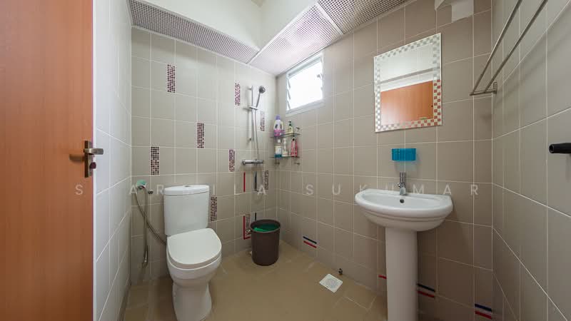 180B Rivervale Crescent HDB Flat For Sale at S$ 545,000 | PropertyGuru Singapore - Master Bathroom