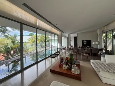 For Rent - Charming bungalow with pool on elevated ground