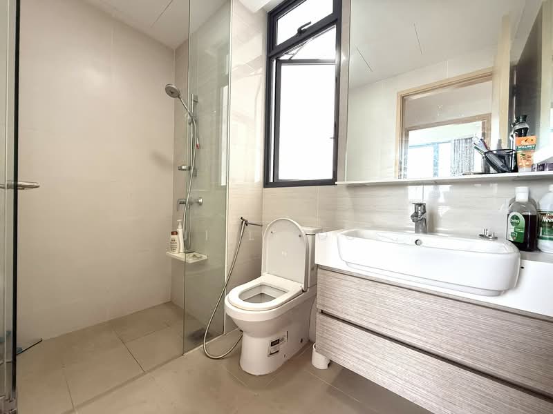 The Luxurie Condominium For Sale at S$ 1,850,000 | PropertyGuru Singapore - Bathroom