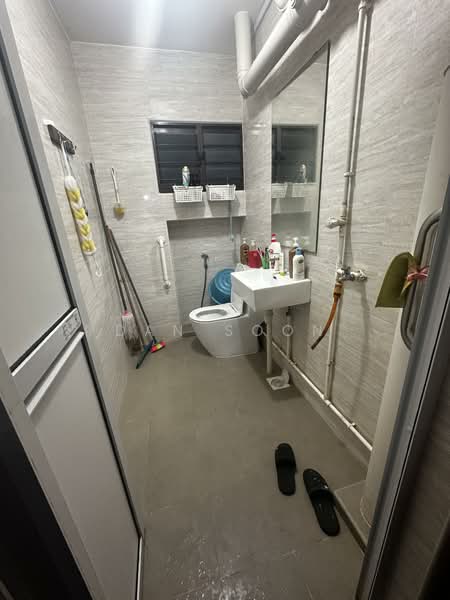 486 Choa Chu Kang Avenue 5 HDB Flat For Sale at S$ 540,000 | PropertyGuru Singapore - Bathroom