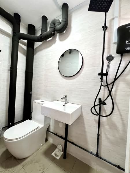 225 Bishan Street 23 HDB Flat For Sale at S$ 768,000 | PropertyGuru Singapore - Bathroom