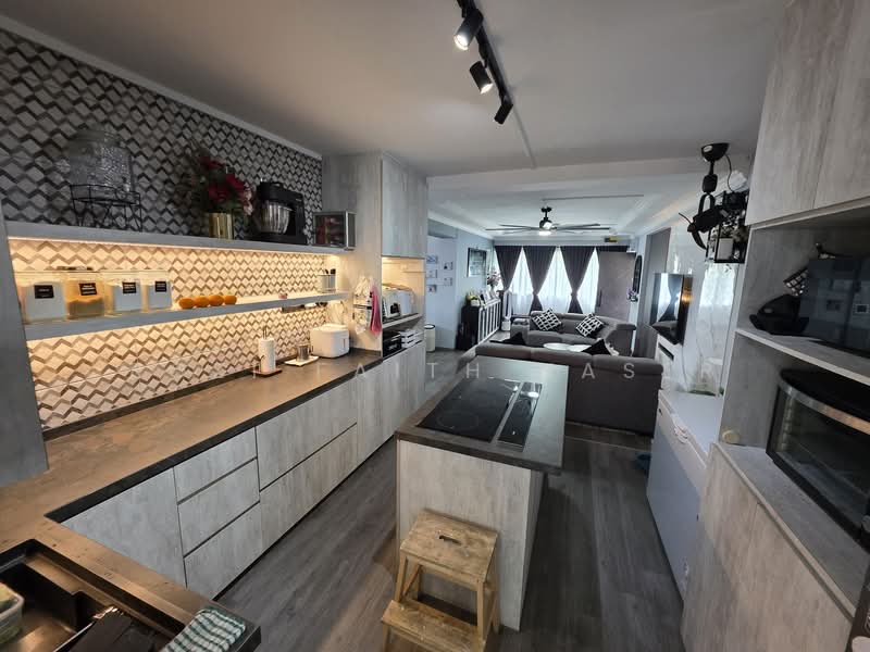 421 Woodlands Street 41 HDB Flat For Sale at S$ 660,000 | PropertyGuru Singapore - Kitchen