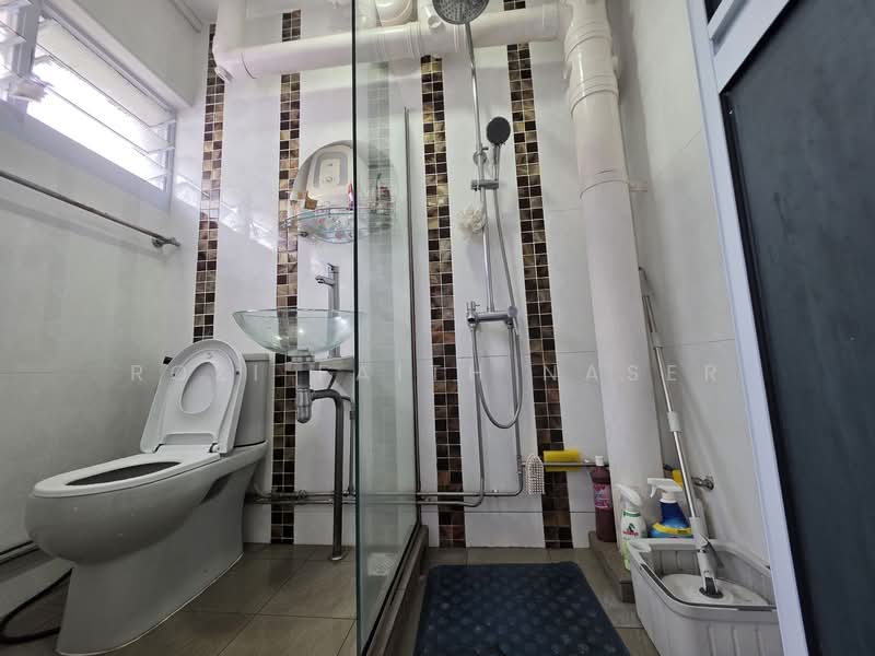 421 Woodlands Street 41 HDB Flat For Sale at S$ 660,000 | PropertyGuru Singapore - Bathroom