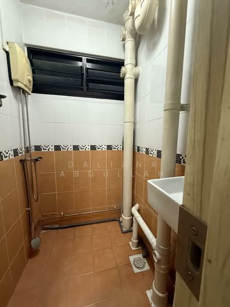 17 Eunos Crescent HDB Flat For Sale at S$ 378,000 | PropertyGuru Singapore - Bathroom