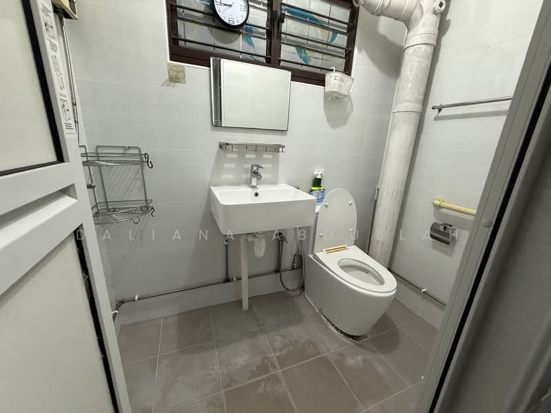 117 Simei Street 1, 117 Simei Street 1, 3 Bedrooms, 904 sqft, HDB Flat For Rent, by Daliana Abdullah, 500059916 - Bathroom - PropertyGuru.com.sg
