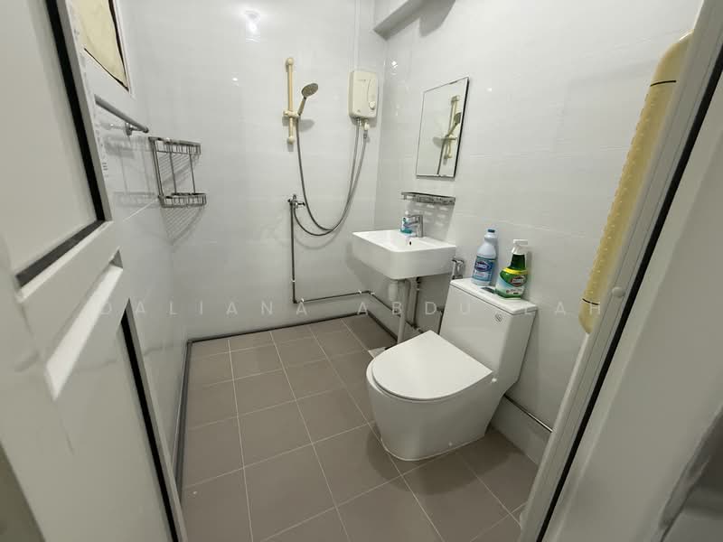 117 Simei Street 1, 117 Simei Street 1, 3 Bedrooms, 904 sqft, HDB Flat For Rent, by Daliana Abdullah, 500059916 - Bathroom - PropertyGuru.com.sg