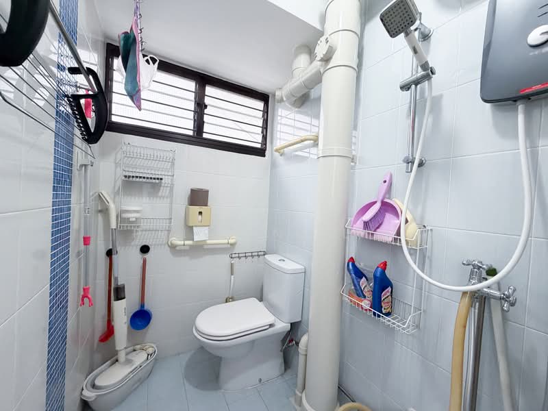 533 Ang Mo Kio Avenue 5 HDB Flat For Sale at S$ 420,000 | PropertyGuru Singapore - Bathroom