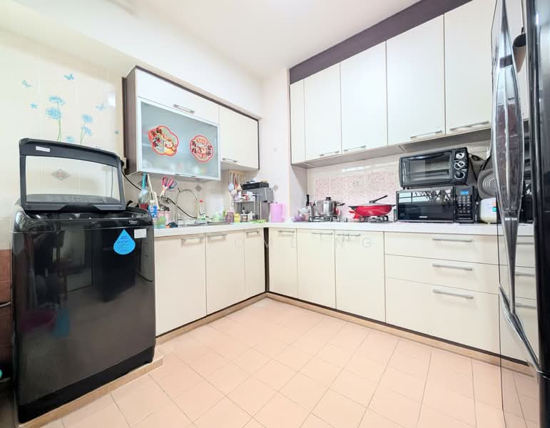 138 Edgedale Plains HDB Flat For Sale at S$ 600,000 | PropertyGuru Singapore - Kitchen