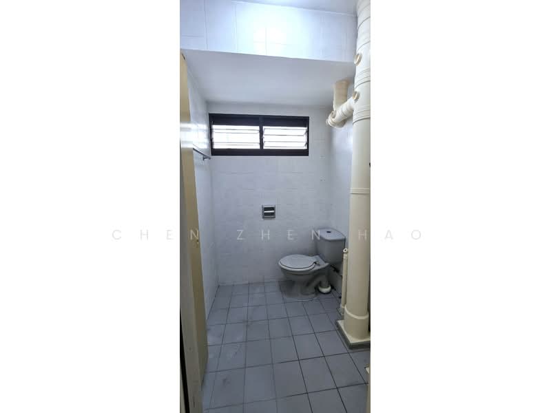 322 Ang Mo Kio Avenue 3 HDB Flat For Sale at S$ 500,000 | PropertyGuru Singapore - Common Bathroom