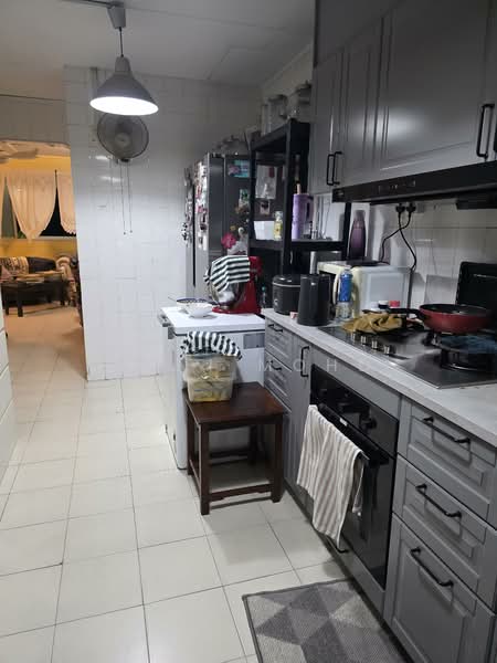135 Simei Street 1 HDB Flat For Sale at S$ 610,000 | PropertyGuru Singapore - Kitchen