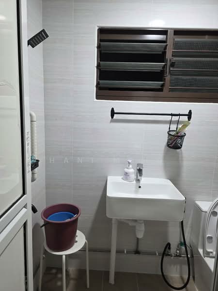 135 Simei Street 1 HDB Flat For Sale at S$ 610,000 | PropertyGuru Singapore - Bathroom