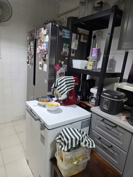 135 Simei Street 1 HDB Flat For Sale at S$ 610,000 | PropertyGuru Singapore - Kitchen
