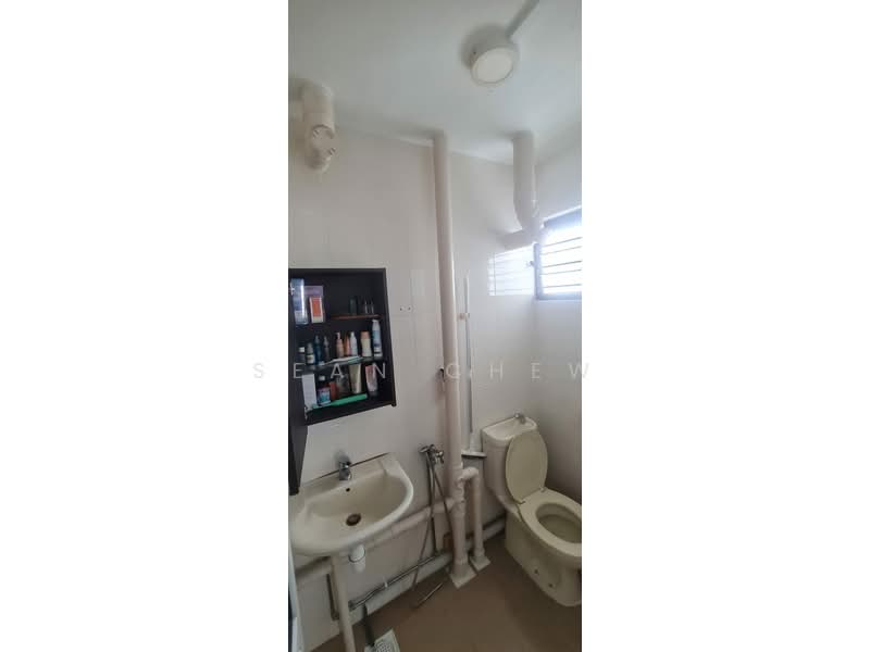 423 Bedok North Avenue 1 HDB Flat For Sale at S$ 408,000 | PropertyGuru Singapore - Bathroom
