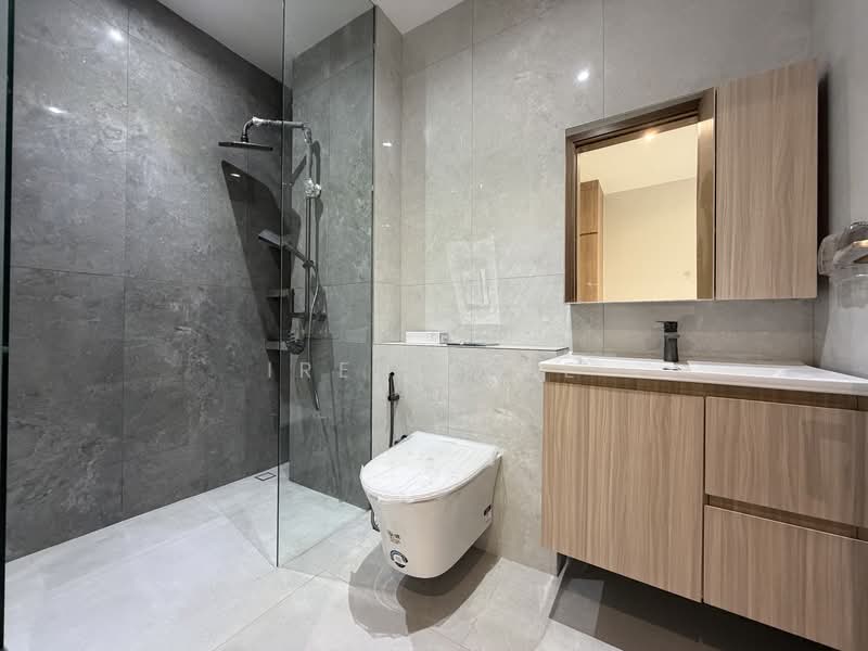 Parry Park, Parry Park Estate, 3 Bedrooms, 1,300 sqft, Terraced House For Rent, by Irene See, 500059974 - Master Bath - PropertyGuru.com.sg