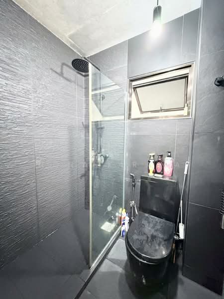 648 Woodlands Ring Road HDB Flat For Sale at S$ 880,000 | PropertyGuru Singapore - Bathroom