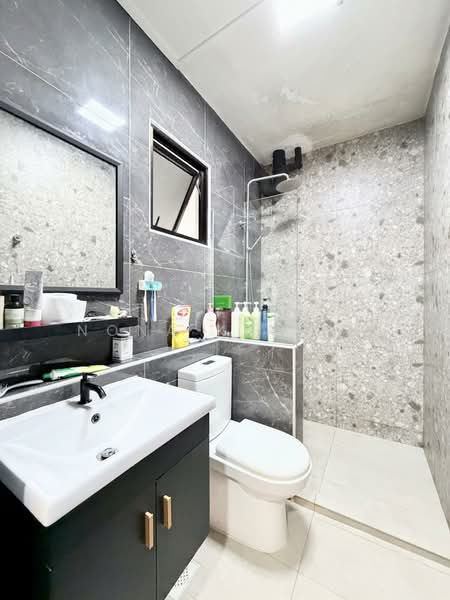 648 Woodlands Ring Road HDB Flat For Sale at S$ 880,000 | PropertyGuru Singapore - Bathroom
