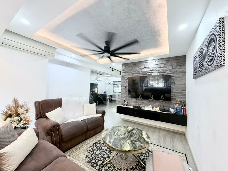 648 Woodlands Ring Road HDB Flat For Sale at S$ 880,000 | PropertyGuru Singapore - Living Room