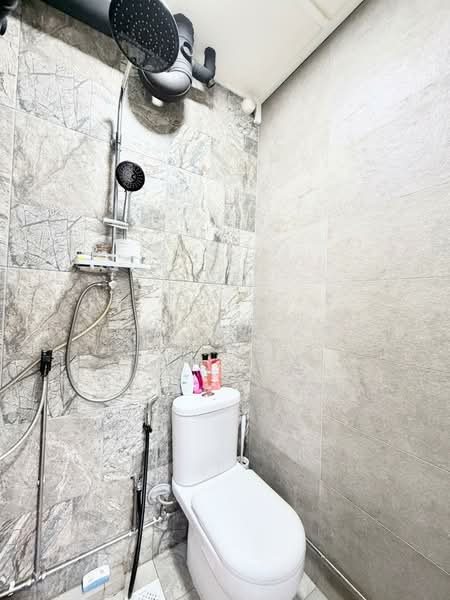 648 Woodlands Ring Road HDB Flat For Sale at S$ 880,000 | PropertyGuru Singapore - Bathroom