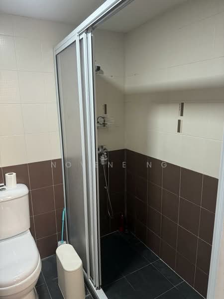 International Plaza Apartment For Sale at S$ 1,500,000 | PropertyGuru Singapore - Bathroom