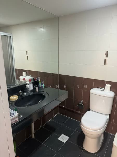 International Plaza Apartment For Sale at S$ 1,500,000 | PropertyGuru Singapore - Bathroom