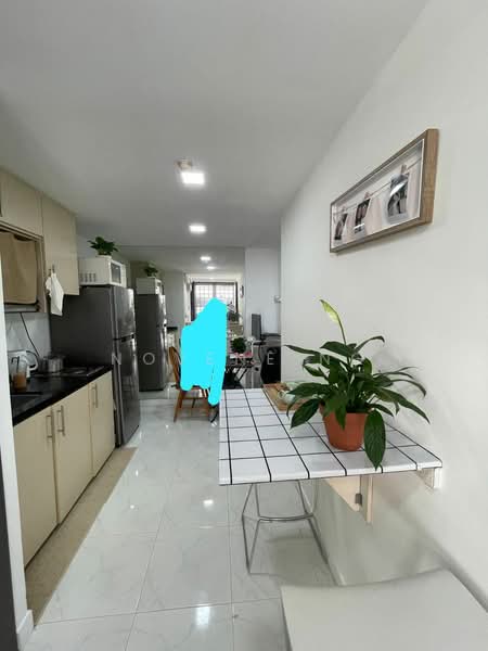 International Plaza Apartment For Sale at S$ 1,500,000 | PropertyGuru Singapore - Kitchen