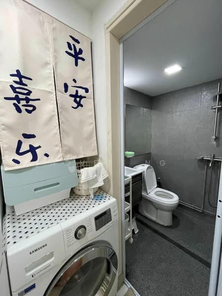 International Plaza Apartment For Sale at S$ 1,500,000 | PropertyGuru Singapore - Bathroom