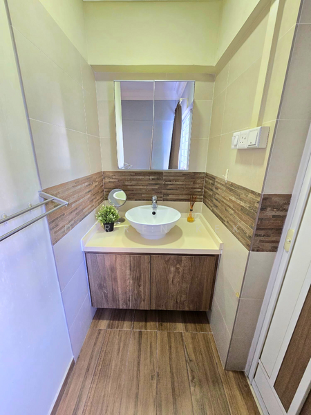 77 Telok Blangah Drive HDB Flat For Sale at S$ 615,000 | PropertyGuru Singapore - Bathroom