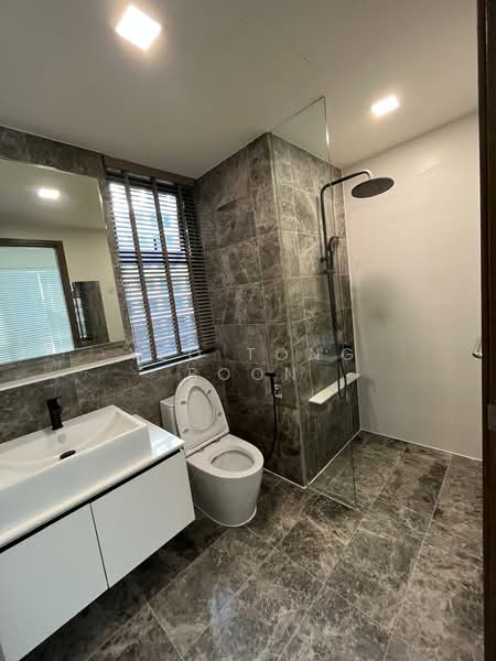 Parc Centros Condominium For Sale at S$ 1,300,000 | PropertyGuru Singapore - Bathroom