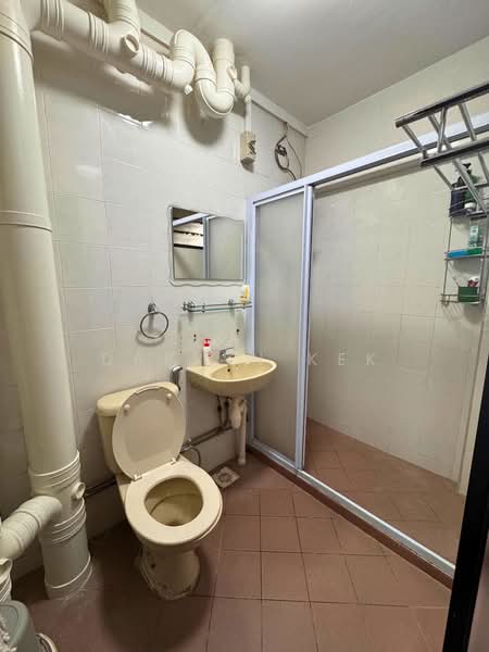 570 Hougang Street 51, 570 Hougang Street 51, Room Rental, 200 sqft, HDB Flat For Rent, by Darren Kek, 500060051 - Bathroom - PropertyGuru.com.sg