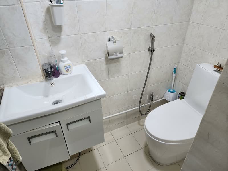 5 Marsiling Drive HDB Flat For Sale at S$ 470,000 | PropertyGuru Singapore - Bathroom
