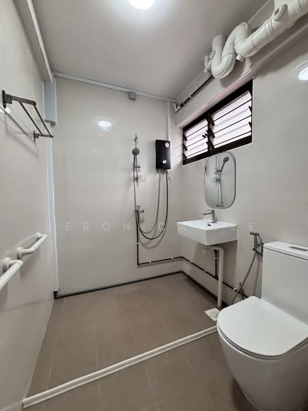 284 Choa Chu Kang Avenue 3, 284 Choa Chu Kang Avenue 3, 4 Bedrooms, 1,119 sqft, HDB Flat For Rent, by Veronica Lee, 500060148 - Bathroom - PropertyGuru.com.sg