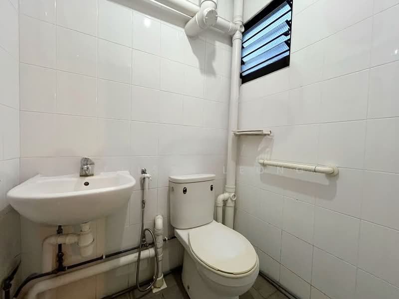 351 Clementi Avenue 2 HDB Flat For Sale at S$ 570,000 | PropertyGuru Singapore - Bathroom