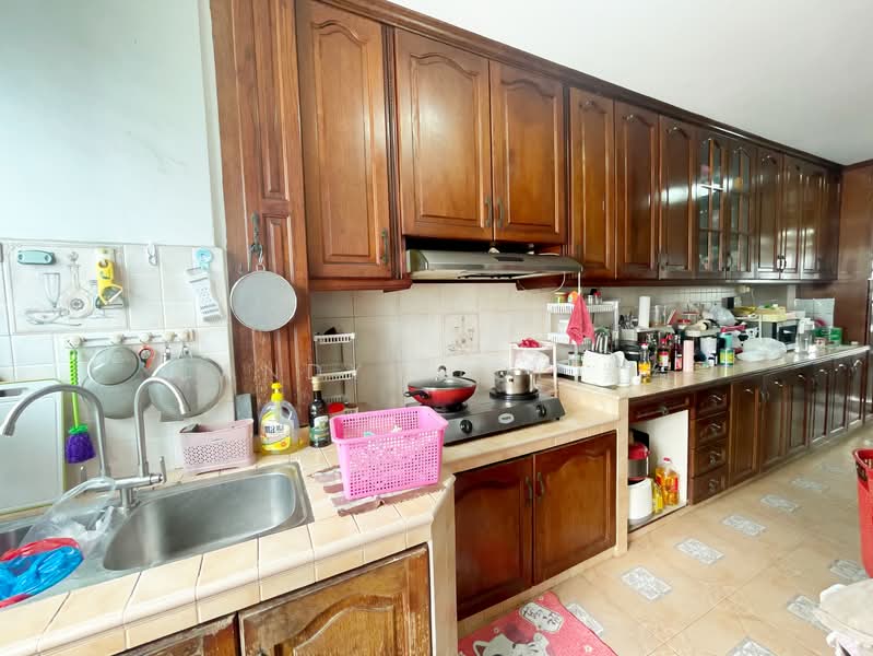 766 Yishun Avenue 3 HDB Flat For Sale at S$ 598,000 | PropertyGuru Singapore - Kitchen