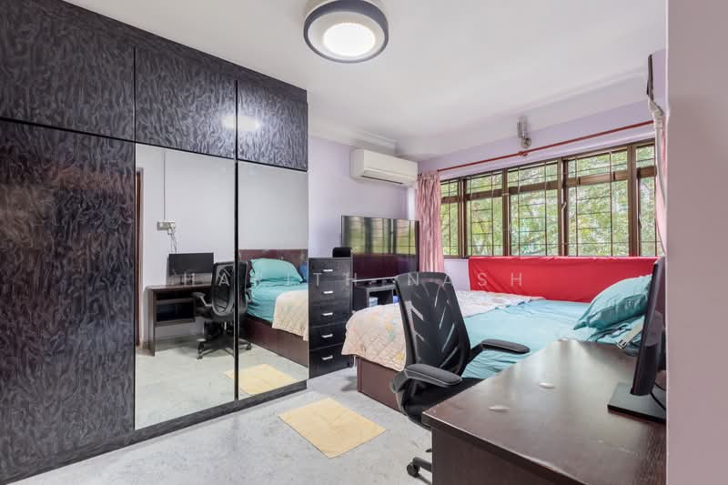 337 Clementi Avenue 2 HDB Flat For Sale at S$ 800,000 | PropertyGuru Singapore - Master Bedroom